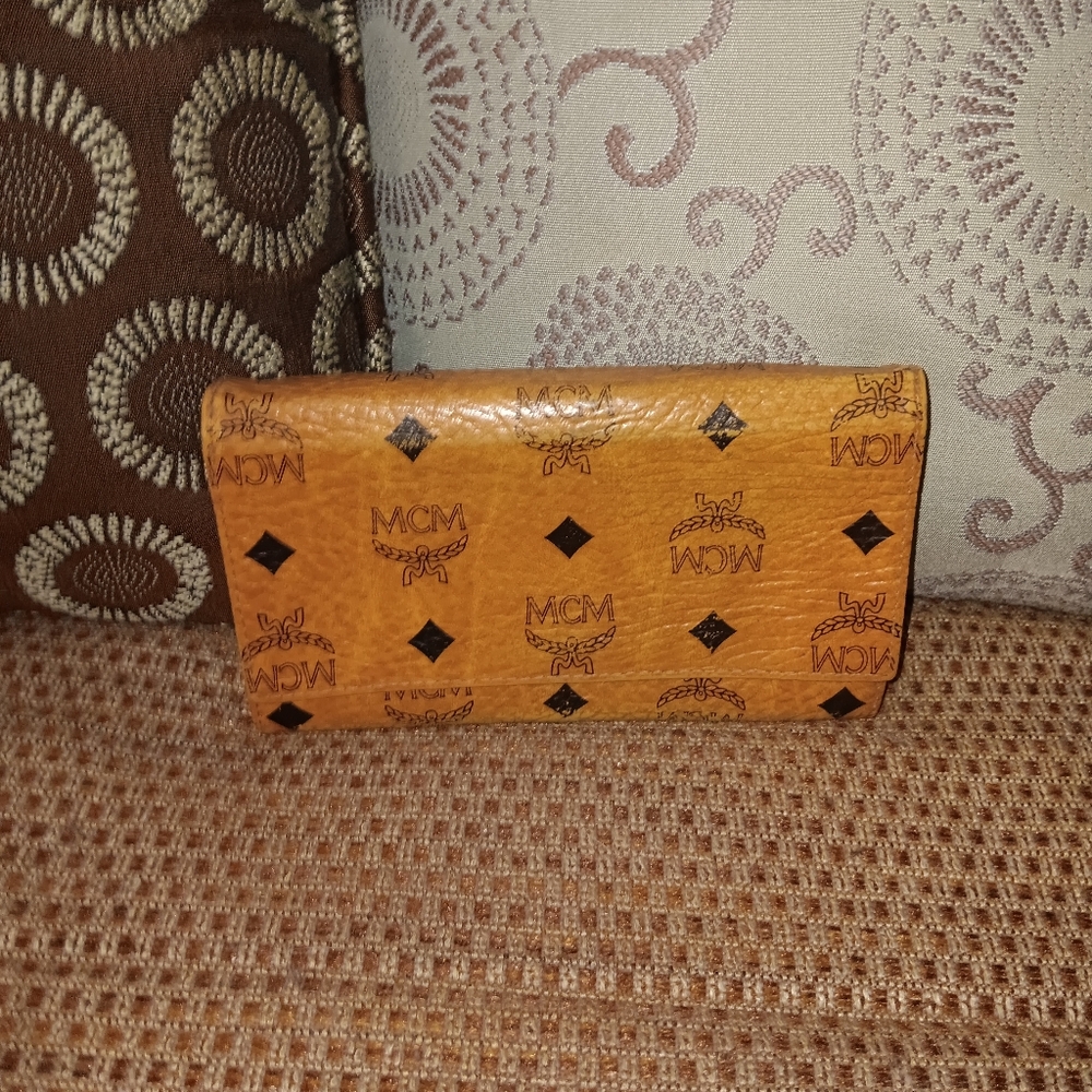 MCM Monogram Visetos Leather Snappy Wallet Kisslock Coin Pouch